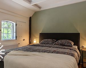 Intiem terras omgeven door groen bij FR449 vakantiehuis, Bantega, Friesland.