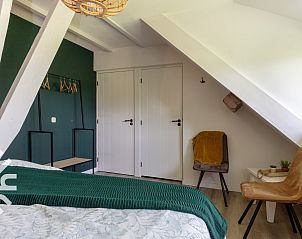 Gezellige woonkamer met open keuken in FR449 vakantiehuis, Bantega, Friesland.