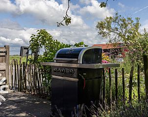 Keuken met moderne voorzieningen in FR449 vakantiehuis, Bantega, Friesland.