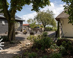 Ruime slaapkamer in FR449 vakantiehuis, Bantega, Friesland met blauwe muur.