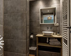 Slaapkamer met uitzicht op de natuur in FR449 vakantiehuis, Bantega, Friesland.