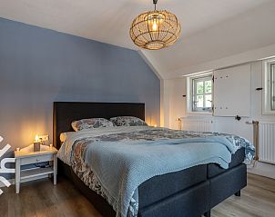 Grote tuin bij FR449 vakantiehuis in Bantega, Friesland met veel groen.