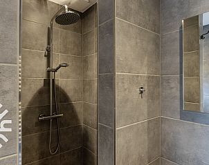 Slaapkamer van vakantiehuis FR450 in Bantega met comfortabel bed en minimalistisch design, ideaal voor rust op het Friese platteland.