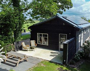 Veranda van vakantiehuis FR451 in Bantega, Friesland met uitzicht op het Friese platteland.