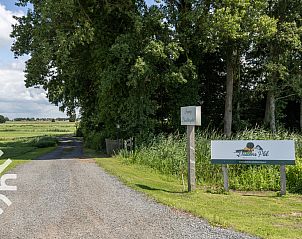 Binnenruimte van vakantiehuis FR451 in Bantega, Friesland met uitzicht op de tuin.