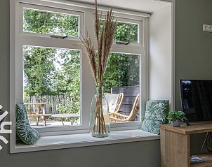 Voorzijde van vakantiehuis FR451 in Bantega, Friesland met terras en groene omgeving.