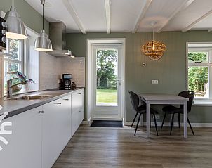 Schaduwrijke zitplek in de tuin van vakantiehuis FR451, Bantega, Friesland.