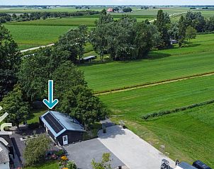 Zonnig terras van vakantiehuis FR451 in Bantega, Friesland met moderne uitstraling.