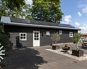 Stijlvolle douche in vakantiehuis FR451, Bantega, Friesland met moderne tegels.