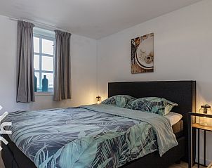 Eetruimte in vakantiehuis FR451, Bantega, Friesland met uitzicht op de tuin.