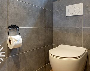 Ruime parkeerplaats bij vakantiehuis FR451 in Bantega, Friesland met toegang tot de woning.