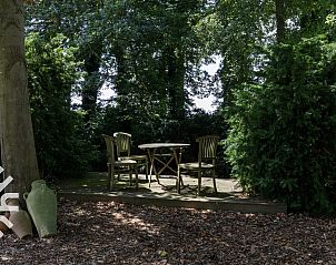 Gezellige eet- en woonkamer in vakantiehuis FR451, Bantega, Friesland met houten vloer.