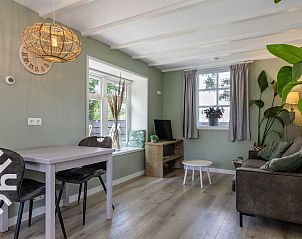 Terras met picknicktafel bij vakantiehuis FR451 in Bantega, Friesland omgeven door groen.