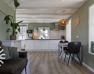 Grote tuin bij vakantiehuis FR451 in Bantega, Friesland met schaduwrijke bomen.