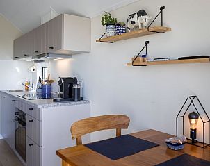 Moderne keuken in Huisje in Greonterp op het Friese platteland van Friesland.