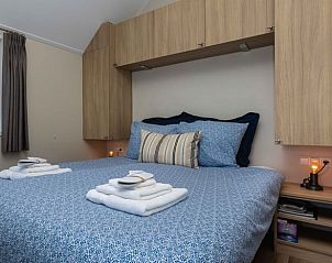 Slaapkamer in Huisje in Greonterp met comfortabel bed op het Friese platteland.