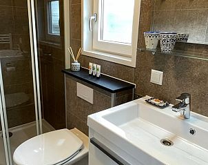 Moderne badkamer in vakantiehuis Huisje in Greonterp, Friesland.