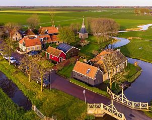 Luchtfoto van het dorp Greonterp met Huisje in Greonterp in Friesland.