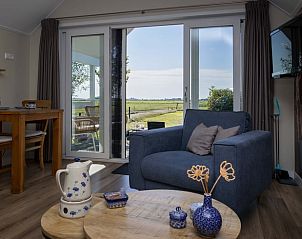 Uitzicht vanuit de woonkamer van Huisje in Greonterp op het Friese platteland, Friesland.