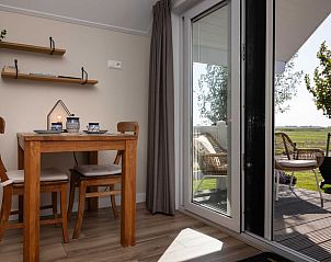 Eetruimte van Huisje in Greonterp met uitzicht op terras, Friesland.