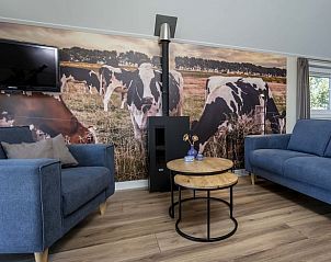 Gezellige zithoek in Huisje in Greonterp met koeienmuurschildering, Friesland.