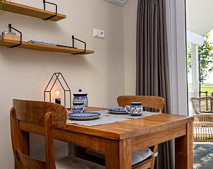 Eettafel in Huisje in Greonterp met uitzicht op de veranda, Friesland.