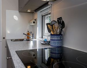 Moderne keuken in Huisje in Greonterp met kookplaat en keukenaccessoires, Friesland.