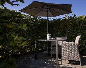 Tuinset met parasol in de tuin van Huisje in Greonterp, Friesland.