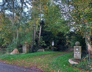 Entree van Vakantiehuis in Oldeholtpade omgeven door groene natuur in Friesland.
