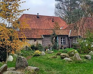 Rustiek vakantiehuis in Oldeholtpade met traditionele Friese architectuur.