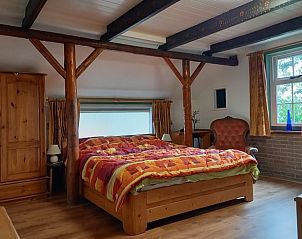 Comfortabele slaapkamer in Vakantiehuis in Oldeholtpade met houten accenten.