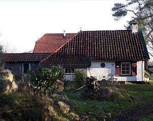 Vakantiehuis in Oldeholtpade met traditionele Friese stijl en groene tuin.