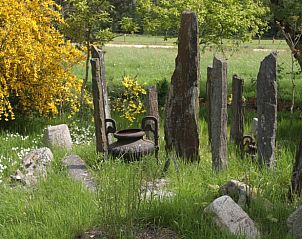 Unieke tuinornamenten bij Vakantiehuis in Oldeholtpade, omgeven door groen.