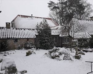 Winterlandschap rondom Vakantiehuis in Oldeholtpade met besneeuwde daken.