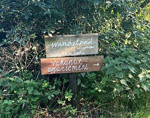 Wandelpadbord bij Vakantiehuisje in Oldeholtpade, met routes op het Friese platteland in Friesland.