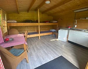 Binnenruimte van Vakantiehuisje in Oldeholtpade met knusse inrichting en keuken op het Friese platteland in Friesland.