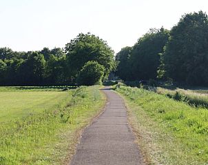 Fiets- en wandelpad bij Vakantiehuisje in Oldeholtpade met groen landschap op het Friese platteland in Friesland.