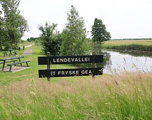 Picknickplek aan de Lendevallei bij Vakantiehuisje in Oldeholtpade, ideaal voor ontspanning op het Friese platteland.