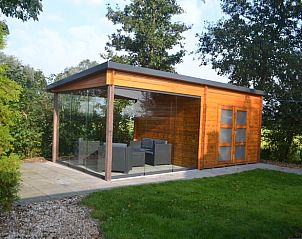 Moderne veranda bij Vakantiehuisje in Ferwoude, ideaal voor ontspanning in het Friese platteland.