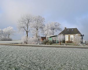 Winterse schoonheid rond Vakantiehuisje in Ferwoude op het Friese platteland in Friesland.
