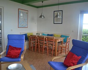 Gezellige eethoek in Vakantiehuisje in Ferwoude, perfect voor familiediners in Friesland.