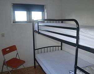 Slaapkamer met stapelbed in Vakantiehuisje in Ferwoude, ideaal voor kinderen op het Friese platteland.