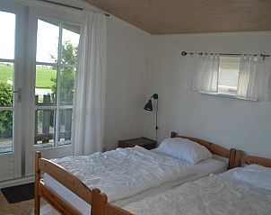 Sfeervolle tweepersoonskamer in Vakantiehuisje in Ferwoude met toegang tot terras in Friesland.