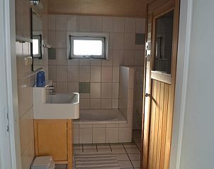 Stijlvolle badkamer met sauna in Vakantiehuisje in Ferwoude, ideaal voor ontspanning in Friesland.