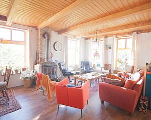 Ruime woonkamer van Huisje in Winaam, een vakantiehuis in Wijnaldum, Friesland, met comfortabele zithoek.