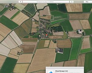 Luchtfoto van Wijnaldum, Friesland, waar Huisje in Winaam, een vakantiehuis op het Friese platteland, zich bevindt.