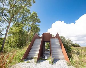 Moderne kunstinstallatie in de buurt van Huisje in Winaam, een vakantiehuis in Wijnaldum, Friesland.