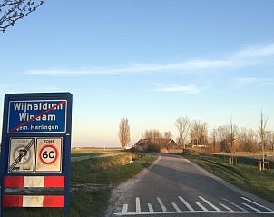 Wegwijzer naar Wijnaldum, Friesland, de locatie van Huisje in Winaam, een charmant vakantiehuis.