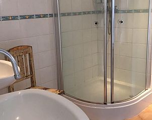 Moderne badkamer in Huisje in Winaam, een vakantiehuis in Wijnaldum, Friesland, met douchecabine.