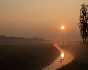 Rustige zonsopgang over het Friese platteland bij Huisje in Winaam, een vakantiehuis in Wijnaldum, Friesland.